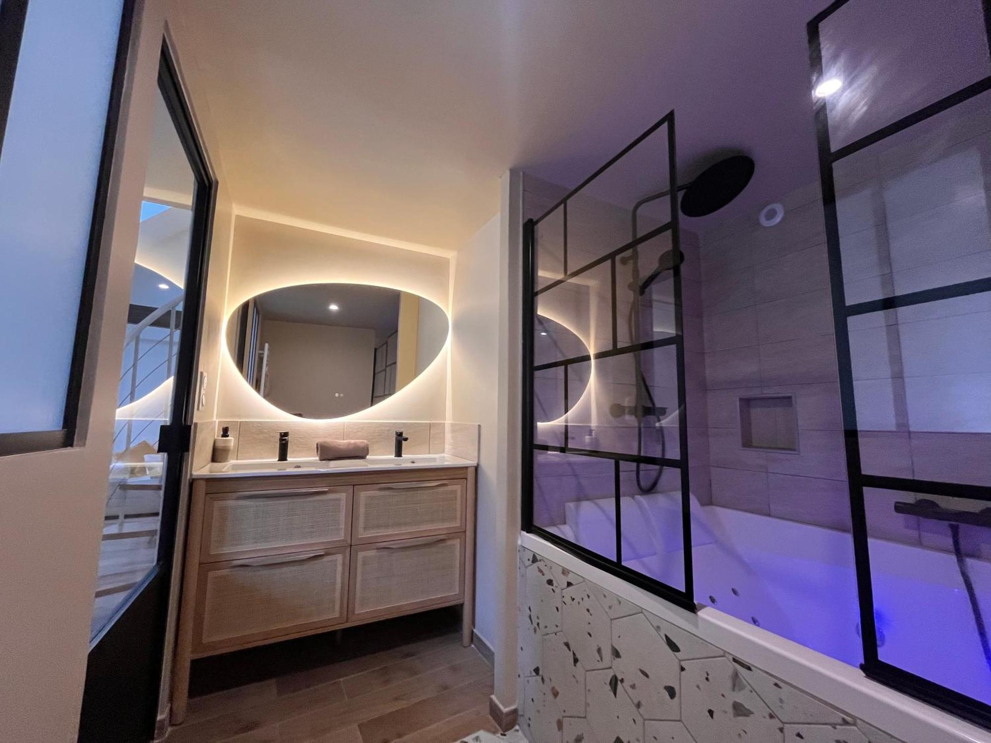 Apartment Cocon Mayennais - Loft Balneo Laval - Loveroom *